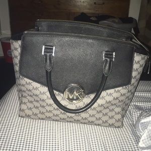 Micheal Kors Hudson Leather Large Handbag